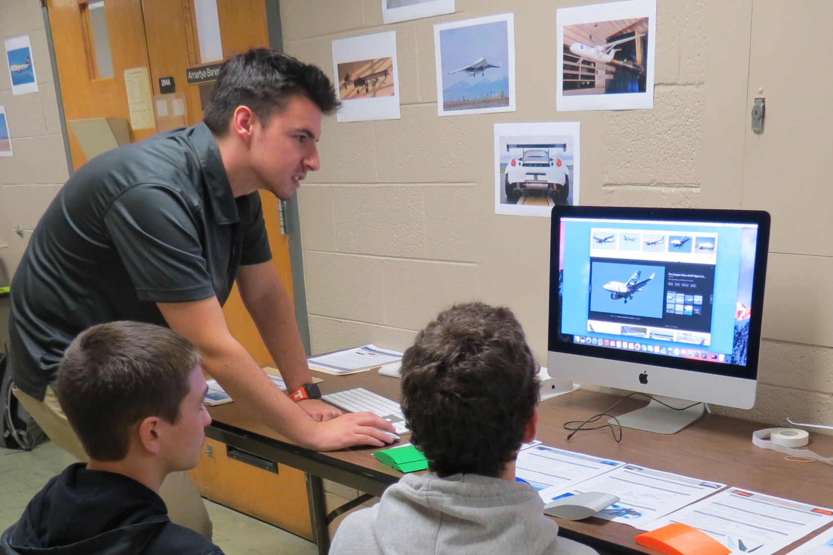 Tennessee high school students learn about next-generation aircraft concepts during Engineers Day 2018.